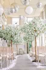 b_300_225_16777215_00_images_Decor_giant-wedding-balloons-and-trees.jpg