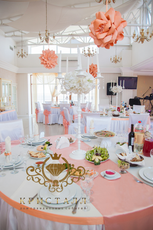 svadba-stol-persikovuy-cvet